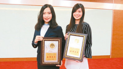 105年曾鈺淳(左)圖片